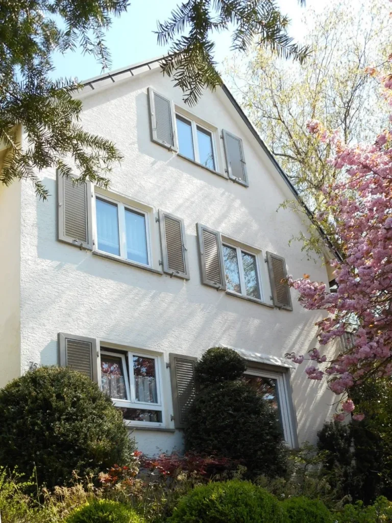 Precisiewerk kunststof luiken in showroom Haaksbergen