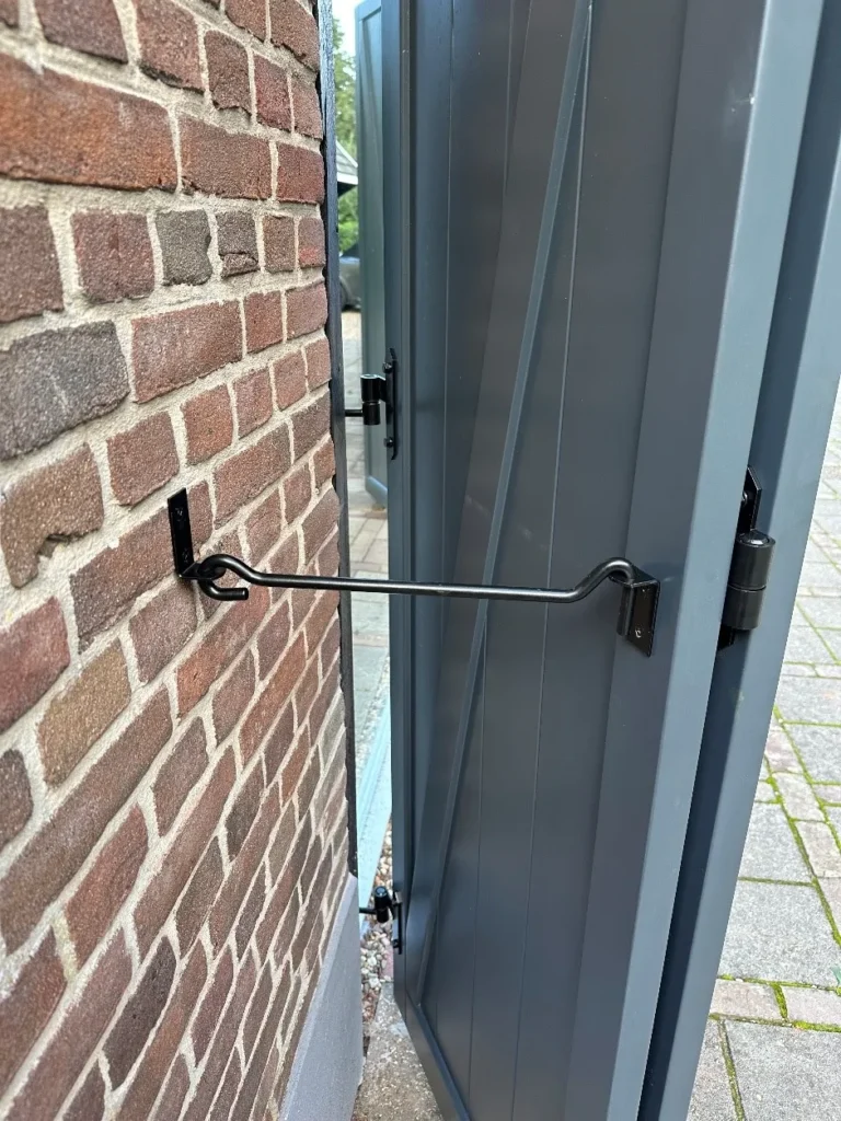Hoogwaardig zwart luikbeslag gemonteerd aan een raamluik