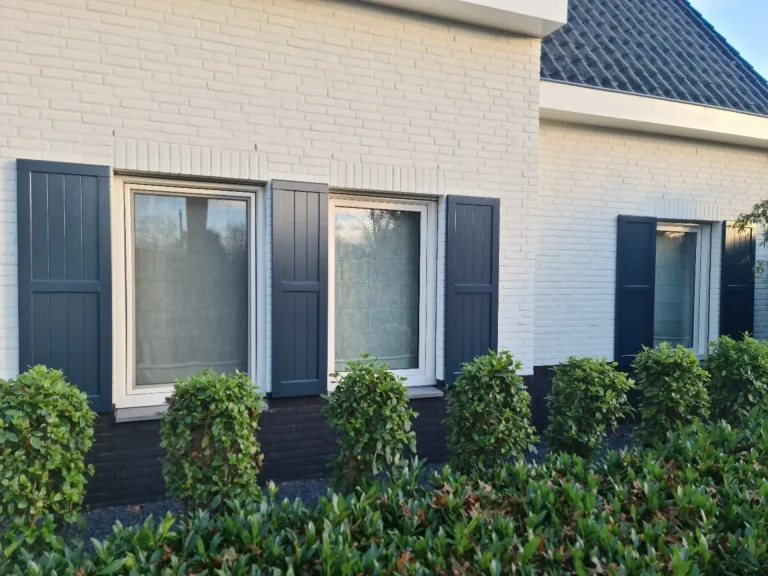 Decoratieve kunststof luiken met houtlook afwerking